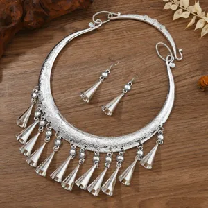 Ethisches silberfarbenes Halsband und Ohrringe Set mit Quasten für traditionelles Kostüm.
