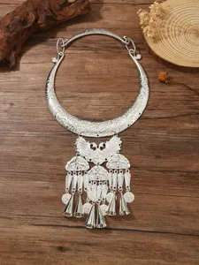 Traditionelle Miao Silber ethnische Halskette mit Pfau und Glocken Quasten Anhängern.