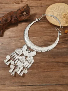 Detailansicht des Miao Silber Halbmond Halsbands mit filigranen Quasten für Feste.