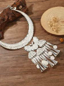 Traditioneller Miao Silber ethnischer Halsreif mit filigranem Halbmond und Quasten-Glocken.