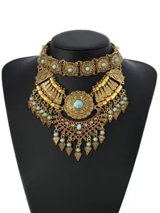Vintage ethnischer mehrlagiger goldfarbener Choker mit türkisfarbenen Tropfenquasten und edlen Details.