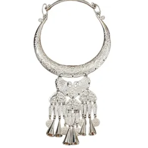 Traditionelle Miao Silber Ethno Kragenkette mit Pfau und Quasten Glöckchen für Auftritte.