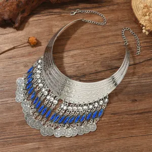 Ethnische Statement Choker Halskette für Damen mit mehrschichtigen blauen Strasssteinen.
