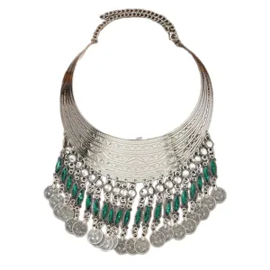 Ethno Stil mehrlagige silberne Statement Kette mit grünen Edelsteinen und Vintage Münzen.