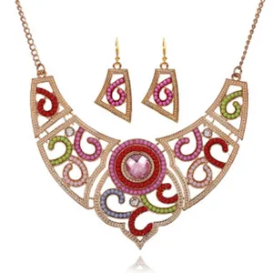 Squisito set di collana e orecchini vintage con pietre colorate e finitura dorata chic.