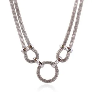 Collana a catena in maglia argentata con fibbia a ferro di cavallo, gioiello retrò alla moda.
