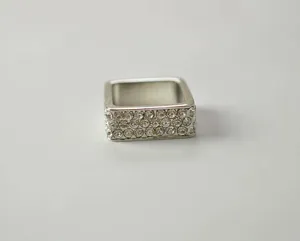 Quadratischer Strass Schalring und Serviettenring, elegantes Metall-Design für Damen.