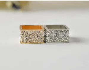 Quadratischer Strass Schalring mit glitzernden Kristallen in Gold und Silber Ausführung.