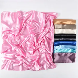 Foulard quadrato in satin di colore unito da donna, copricapo liscio ed elegante scialle.