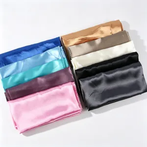 Dettaglio di foulard quadrato in seta satinata liscia con opzioni di colori multipli.