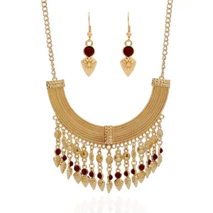 Goldfarbenes Lätzchen Halskette und Ohrringe Set mit roten Steinen, modischer Retro Stil.