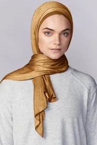 Vista detallada de bufanda hijab modal con pedreria, tela brillante, hermoso drapeado.