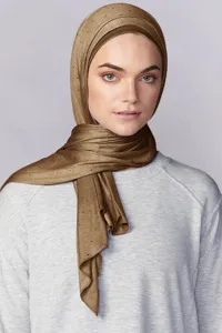 Bufanda hijab de algodón mercerizado modal liso con pedrería brillante elegante.