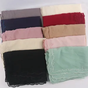 Multicolor geborduurde chiffon hijab en vierkante sjaal met delicate kantranddetails.