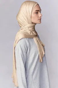 Detalle bufanda hijab modal pedreria brillante, elegante diseño de pañuelo largo y suave.