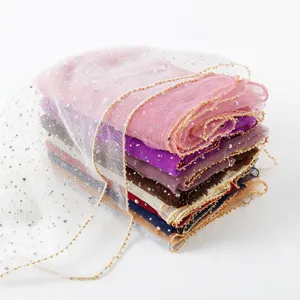 Gedetailleerd overzicht van gekleurde netwerksjaals met glitterende strass-steentjes en gouden kralen.