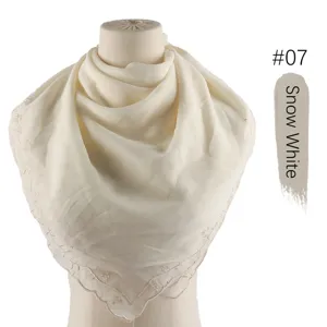 Gedetailleerd overzicht van de geborduurde chiffon vierkante sjaal #07 Sneeuwwit met kanten rand.