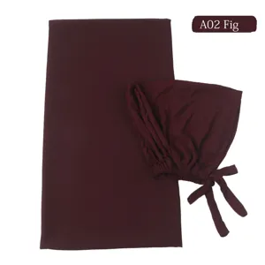 Gedetailleerd overzicht van de chiffon hijab en gebonden muts set in vijgenkleur.