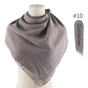 Elegante geborduurde chiffon vierkante sjaal met delicate kantrand in zilverkleur.