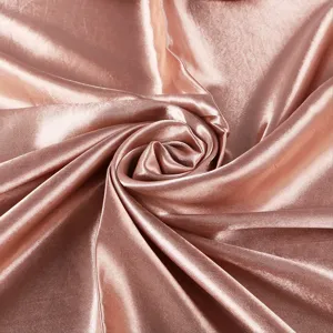Primo piano dettagliato sul tessuto del foulard in raso di seta rosa molto lucido