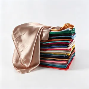 Foulard quadrati in satin monocolore scelta multicolore, vista dettagliata bandana.