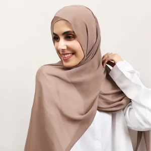 Dettaglio ravvicinato del set hijab in chiffon elegante in kaki, consistenza morbida e stile.