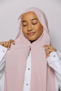 Elegante set di foulard hijab in chiffon rosa con berretto coordinato per donne moderne.