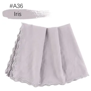 Gedetailleerd overzicht van de elegante lichte paarse chiffon hoofddoek met zilverkant.
