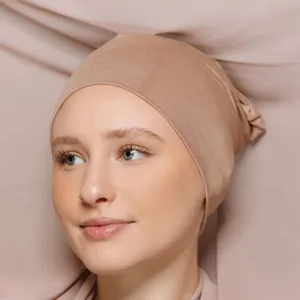 Set hijab in chiffon e cuffia tubolare elastica da donna, copricapo elegante color beige moda.
