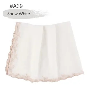 Gedetailleerd overzicht van de witte chiffon hoofddoek met elegante kanten borduursel voor dames.