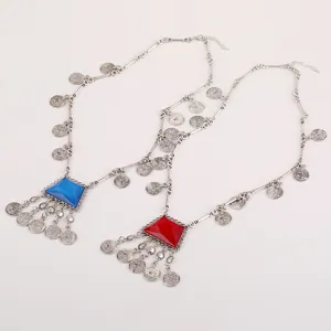 Collana vintage in argento con monete e ciondolo in pietra colorata per donna elegante