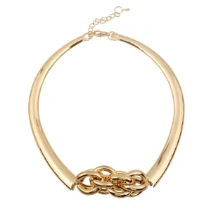 Collar gargantilla de metal dorado exagerado con eslabones entrelazados y cadena.