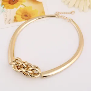 Primer plano detallado de la gargantilla de cadena de metal dorado grueso y diseño retro.