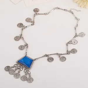 Collana vintage con monete e nappe argentate e ciondolo in pietra blu per donne.
