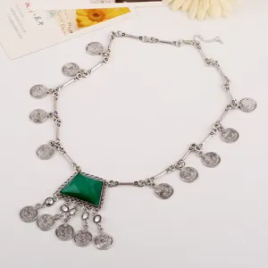Collana statement vintage color argento con ciondolo in pietra preziosa trapezoidale verde.