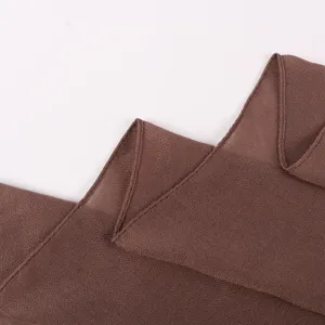 Détail de tissu d'écharpe marron montrant une texture fine et un bord propre visible.