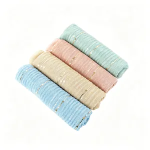 Detailansicht gerollter Metallic-Pailletten-Schals in Blau, Beige, Rosa und Mintgrün.