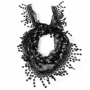 Foulard triangle en dentelle noire châle creux fleuri mode femme vue détaillée