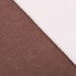 Gros plan de detail d une texture de tissu de foulard carre en lin coton marron uni.