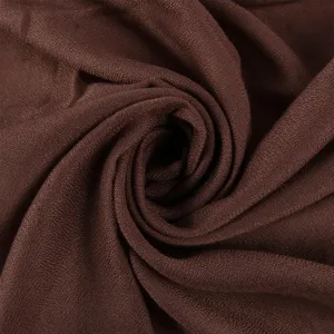 Foulard carre en coton et lin de couleur unie avec texture douce et design marron fonce elegant.