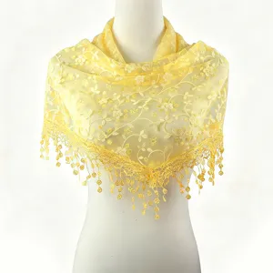 Élégante écharpe triangulaire en dentelle transparente jaune avec broderie florale et franges.