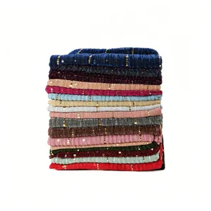 Detailansicht bunter plissierter Metallic Pailletten Schals, elegantes Winter Mode Accessoire.