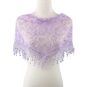 Gros plan détaillé du châle triangulaire en dentelle violette avec broderie et paillettes.