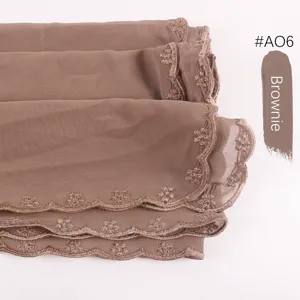 Bufanda de gasa bordada con elegante borde de encaje festoneado en color Brownie para mujer.