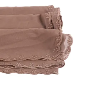 Elegante bufanda hijab de gasa marrón bordada, accesorio de moda ideal para mujeres.