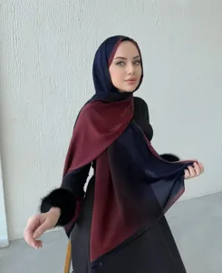 Vista dettagliata dell'elegante hijab in chiffon bicolore con outfit nero abbinato.