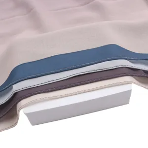 Vista dettagliata di sciarpa in chiffon da donna con bordi a contrasto e cuciture rifinite.