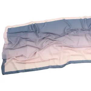 Dettaglio sciarpa in chiffon sfumato, consistenza morbida e tessuto leggero donna.