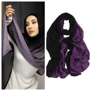 Λεπτομερής όψη του ελαφριού φουλάρ hijab από modal με ντεγραντέ, δείχνει απαλή υφή.