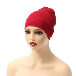 Gorro interior modal elastico rojo vista detallada, pañuelo de cabeza suave y flexible.